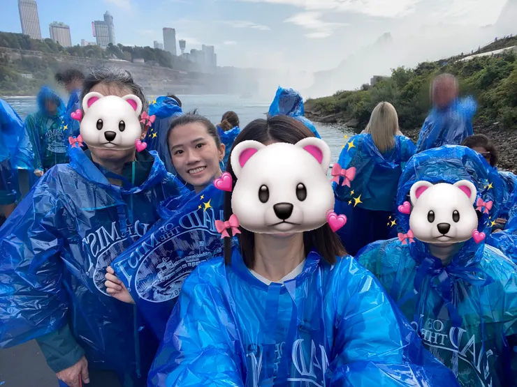 上船前穿雨衣自拍一張