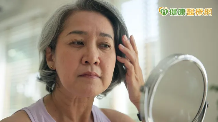 肢端肥大症的病灶位於腦下垂體，當此處發生腫瘤病變時，會刺激生長激素過量分泌。