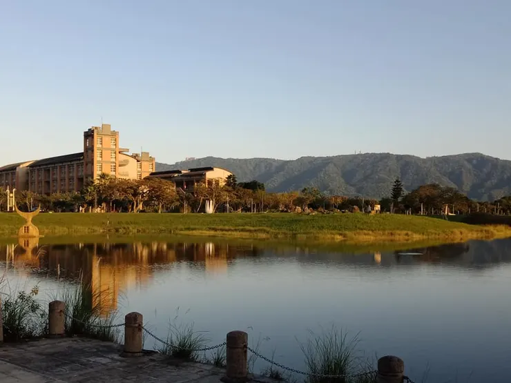 東華大學的東湖,也是風浪板那堂課的教室--有風,沒有浪。