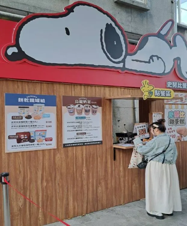 ▲門口旁賣史努比的餐飲店