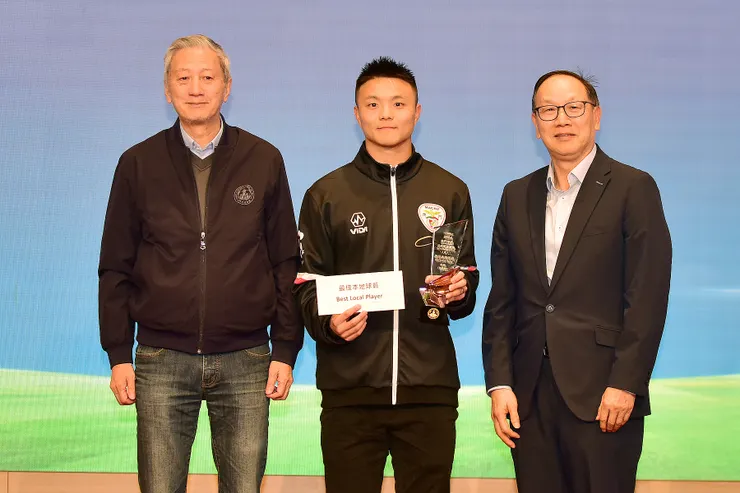 足總副主席曾展南(左)與體記協理事長方念湘(右)共同向陳敏頒發「最佳本地球員」獎項