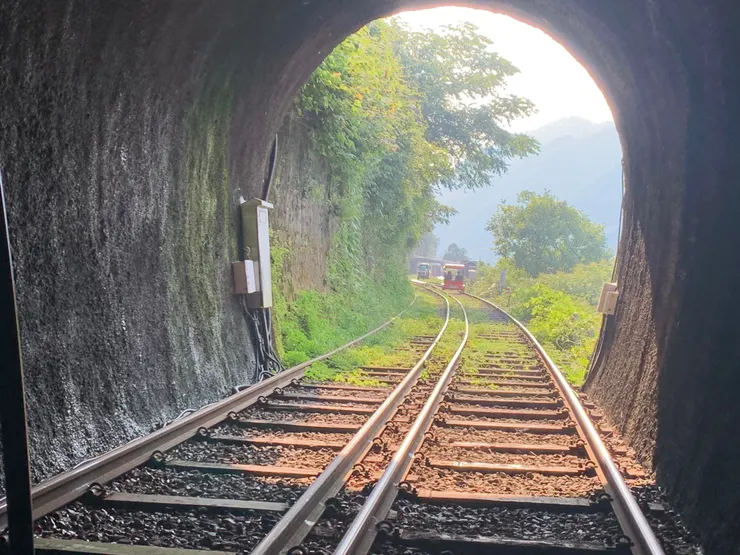 江村鐵道自行車，四人協力車 - 租金1335新台幣。20分鐘就騎完了，專程來不划算，順路來ＯＫ。