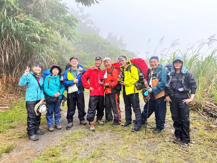 18:20八通關古道登山口起登(細雨中能搭小發財車上登山口真是幸福，感謝中搜信哥貼心的一條龍接駁服務)