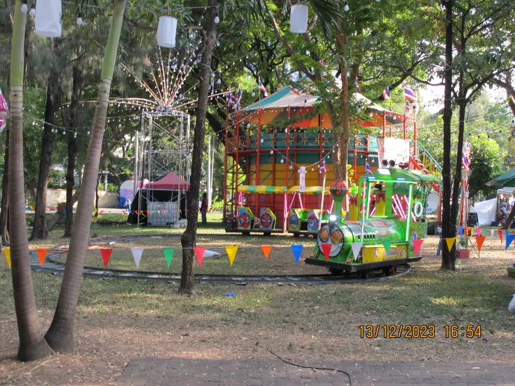 這讓我想起Si Dan站後面的商場,但這裏多了旋轉木馬。