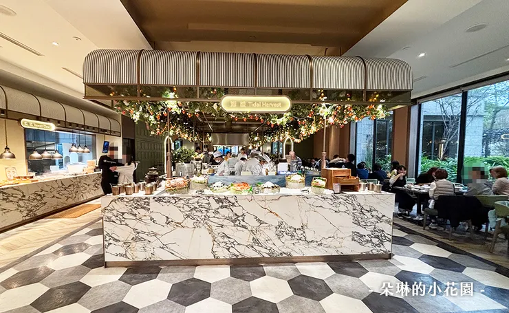 下午茶也是挺豐盛的，冷盤的部分還是有螃蟹生魚片這類的豪華日式料理