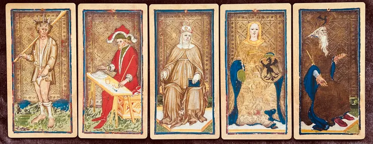 圖：左至右 - 愚人、魔術師、女祭司、女帝、皇帝