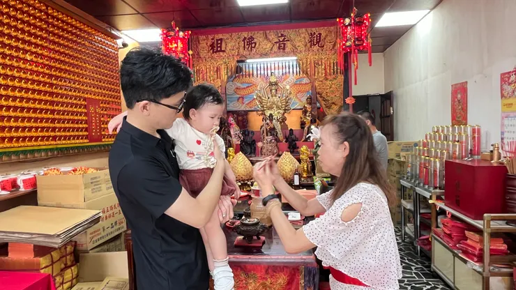 圖：收驚的過程示意(非本人)