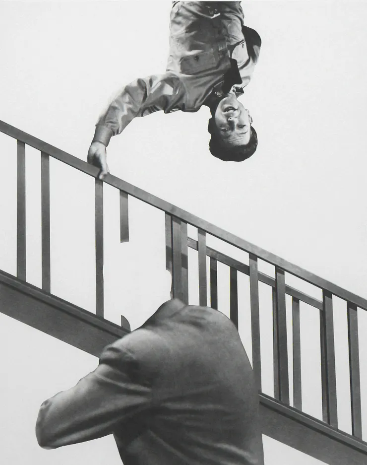 John Baldessari，《Stairway, Coat and Person》，2011。 ｜圖片來源：Artsy
