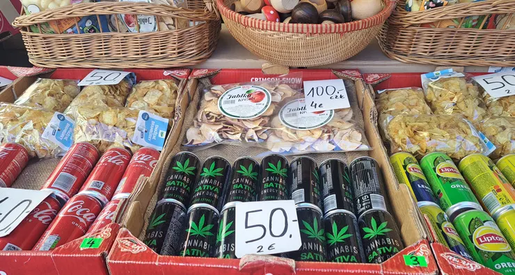 市集小販 坑觀光客的地方...售價都不便宜...這裡也有賣大麻飲料..