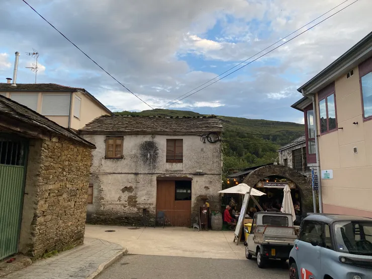 循著鼎沸的人聲發現的餐廳