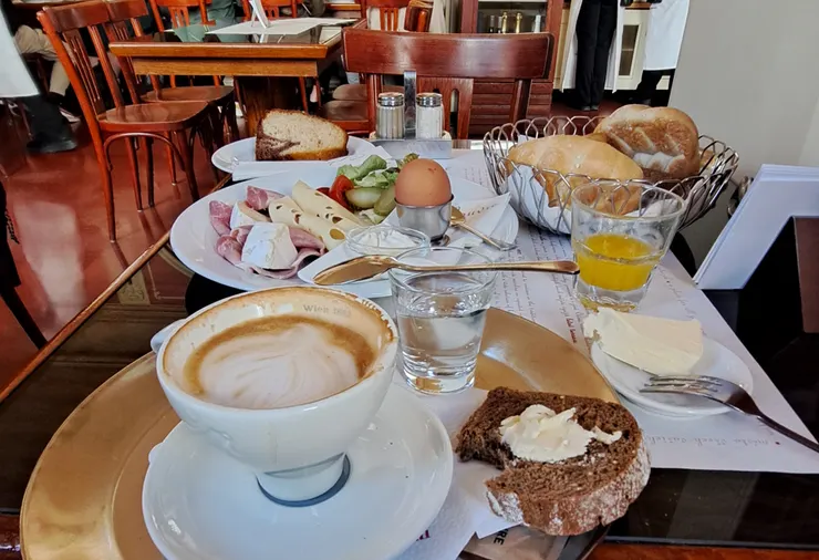 羅浮咖啡館 超豐盛的捷克式早餐_一人份也太誇張,麵包和蛋糕是額外送的..吃不完