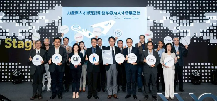 AI WAVE SHOW大展冠蓋雲集，1111人力銀行由總經理張篆楷（後排右三）代表出席。（圖/1111人力銀行提供）