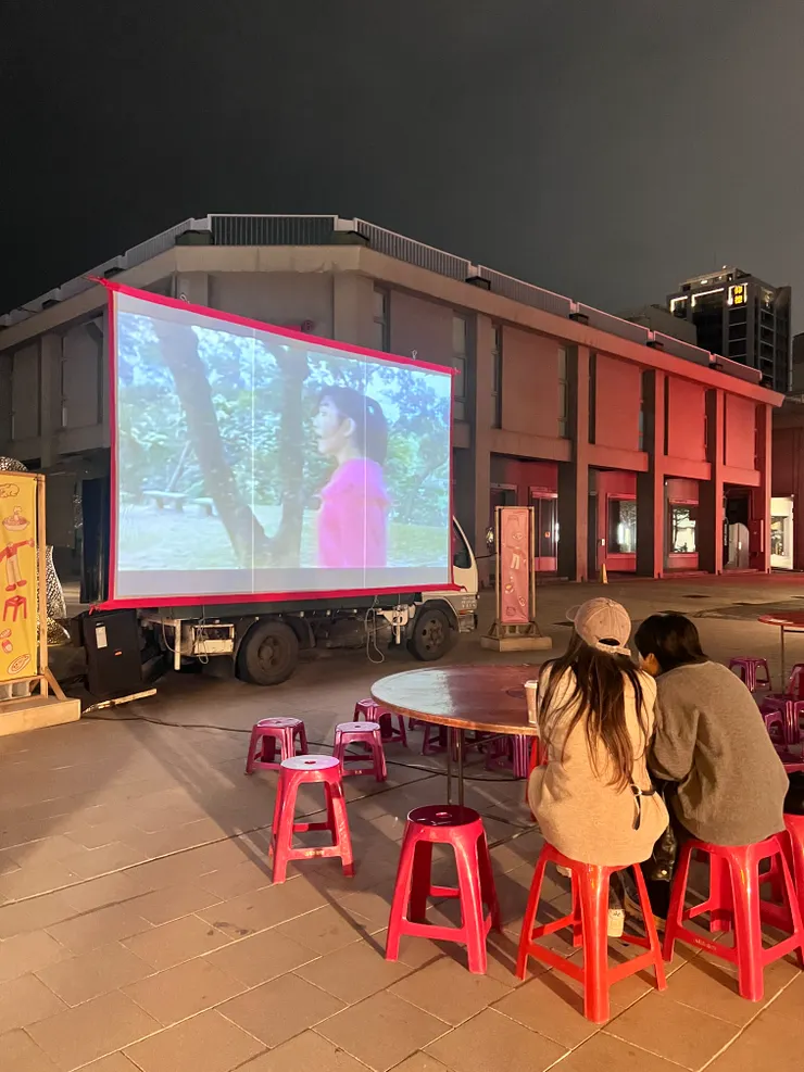 露天電影放映中