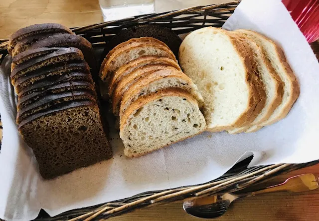 由左至右,分別為:黑麥吐司、雜糧吐司、白吐司。
