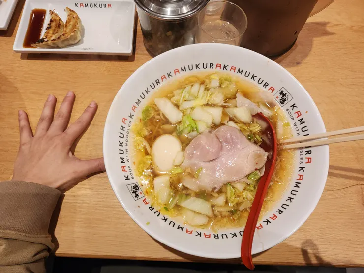 神座拉麵，配上我的手掌當比例尺