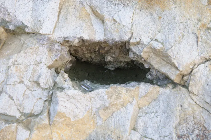 高山裂縫，可以從中看見透亮的石英晶體，來源於A.C.Akhavan