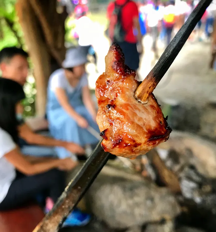 長竹籤插著醃過的梅花豬肉塊