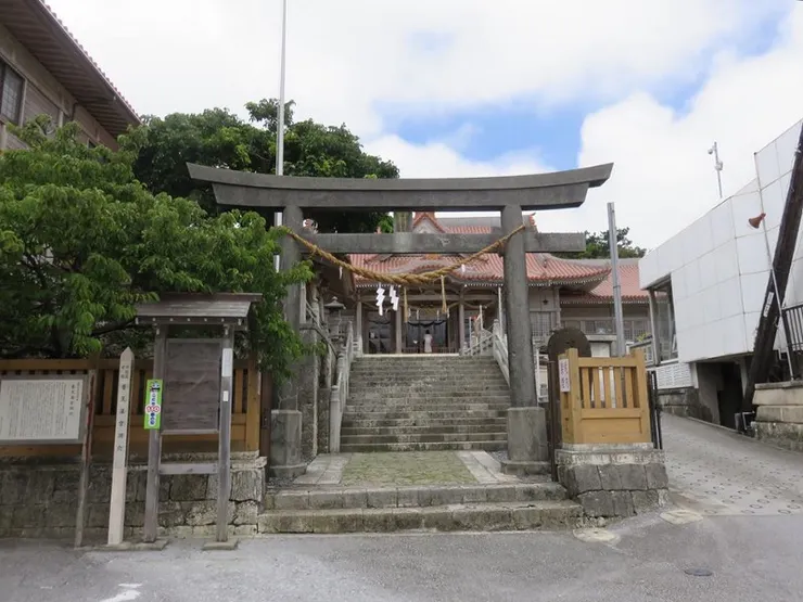 普天間的普天滿宮。在攻城途中參拜的神社，好像有個山洞的，不過要申請才能進去。