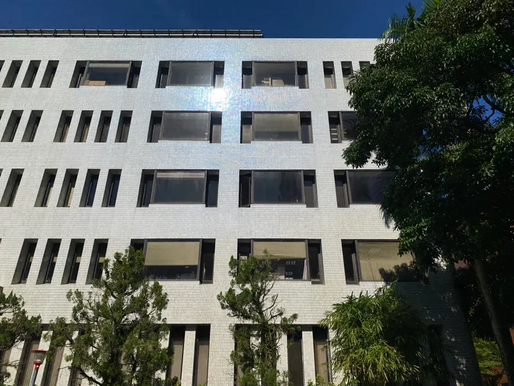 整面白色磁磚在光線下，從不同角度看，都閃閃發亮，呈現出獨特的視覺效果。