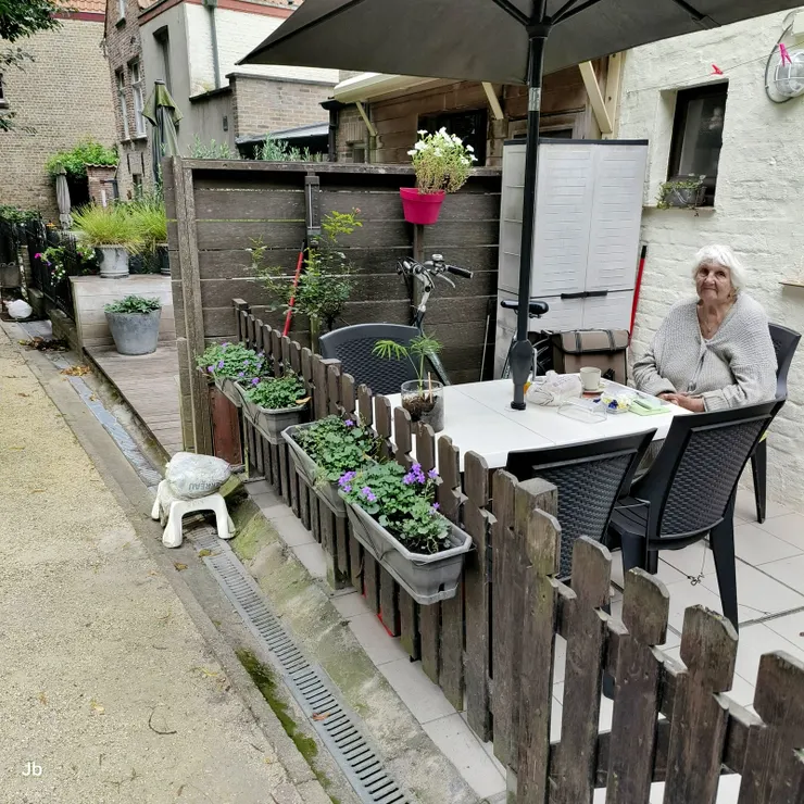 【在前庭早餐的老太太慨借洗手間 文明並不深奧甚至話都不用多說!和老婆出門旅遊,最刺激的是她一旦感到內急,就必需在5分鐘內找到洗手間,而在歐洲如廁幾乎都要付1歐也罷了,最大問題是公廁鳳毛麟角,所以一聽老婆說想上廁所立刻神經緊繃,看完風車不久就遇到這狀況,想到剛才遇見在庭院早餐並親切打招呼的老太太,只好硬著頭皮去向她借洗手間,没想到她毫不猶豫地答應了,開門指引老婆進去。我在等候的沈默時刻,試圖和她交談幾句,才發現她不會說英文,好在還聽得懂Toilet,無論如何,真的非常感謝她!】