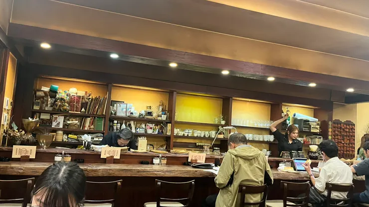 大家嘴裡吃著早餐，為今日即將要做的工作努力。