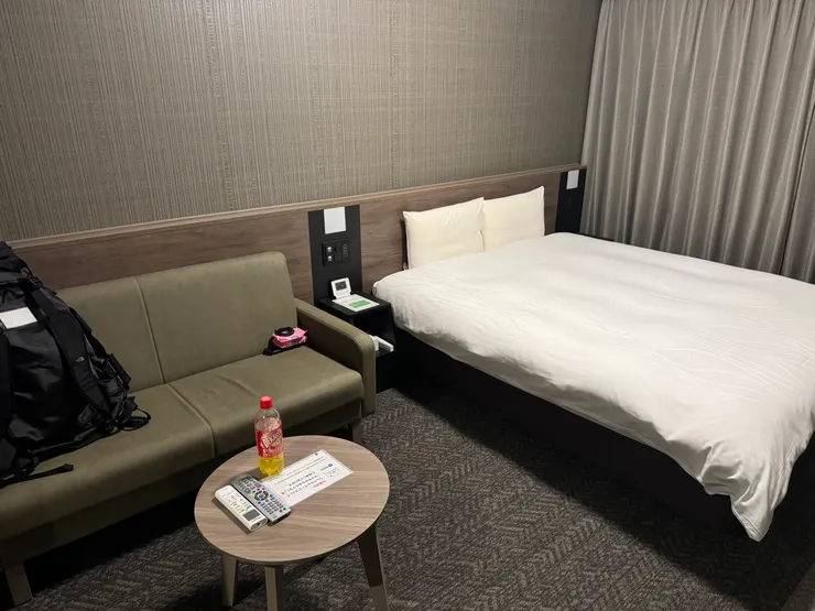 床旁邊還有一組沙發