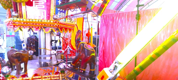 家私虎底部,飾有大象與水牛木雕