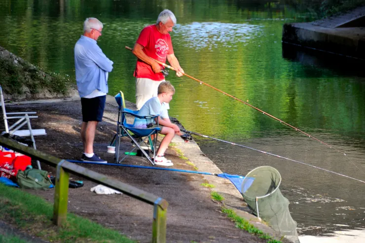 【改做公園閒步蹓狗划船或垂釣】