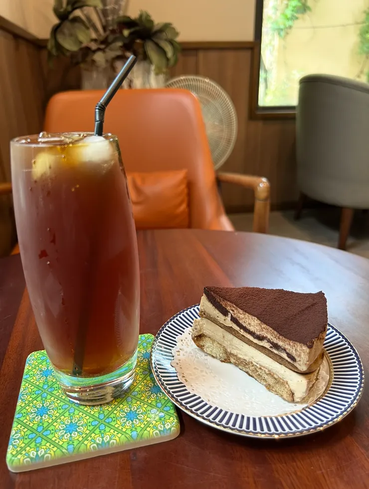 冰涼咖啡與甜點的療癒搭配，下午就該這麼過