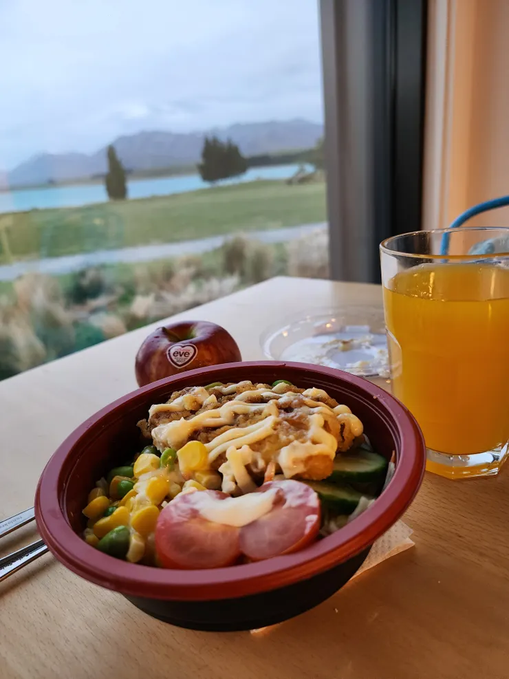 晚餐是超市食品的豬排飯。Hostel的用餐座位區就能看到湖景，一邊吃東西一邊欣賞湖景真的是一大享受！