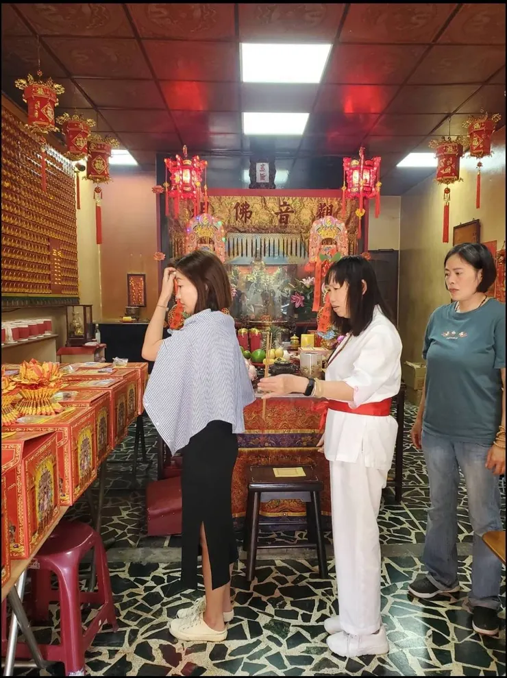 圖：收驚的過程示意(非本人)