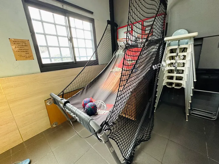 

🔺籃球投擲區，旁邊有兒童餐椅。