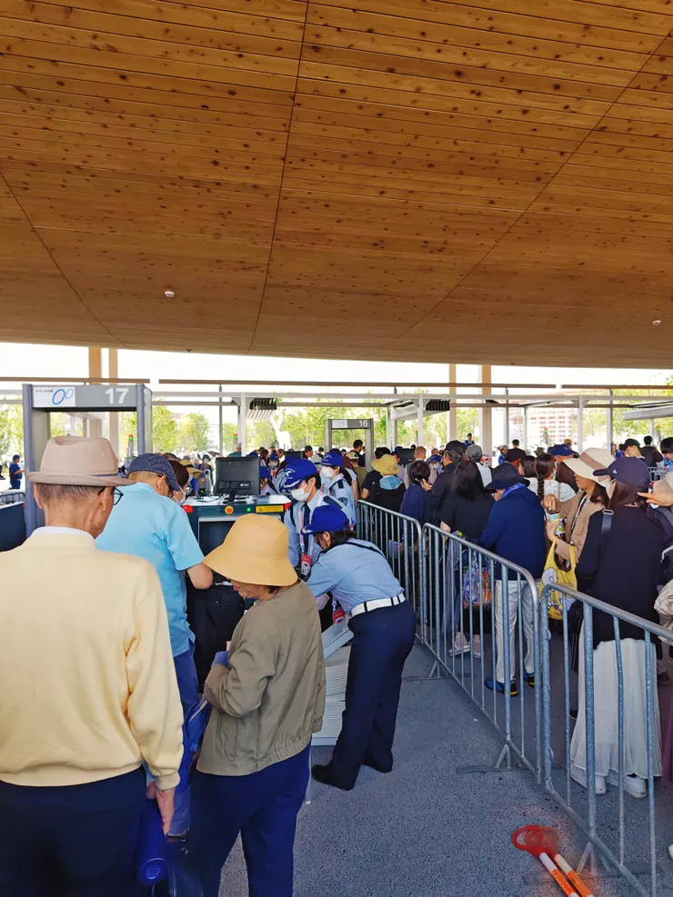 東側閘口通關中