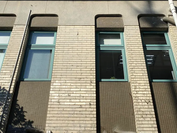 內凹的長條垂直窗台區域貼上了深灰色小口磚。