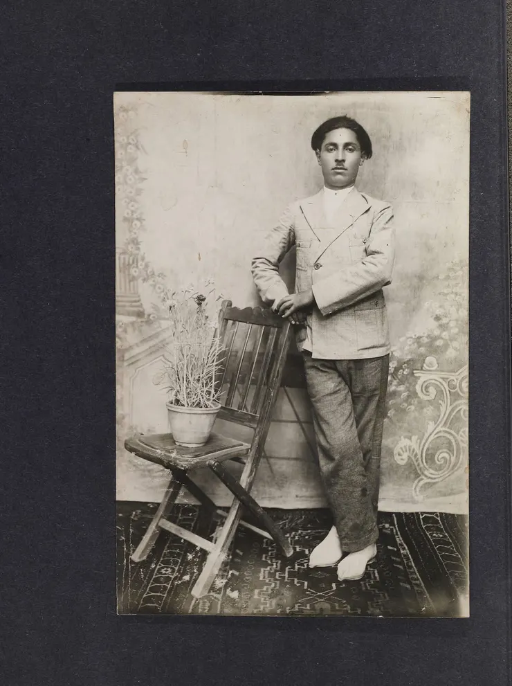 最後，手抄本書末貼了這張照片。