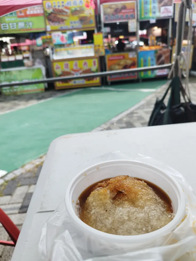 吃肉圓還是喜歡原味,炸過皮的肉圓,跟脆皮饅頭炸過其實只有一種感覺而已 河童拍攝/2023年