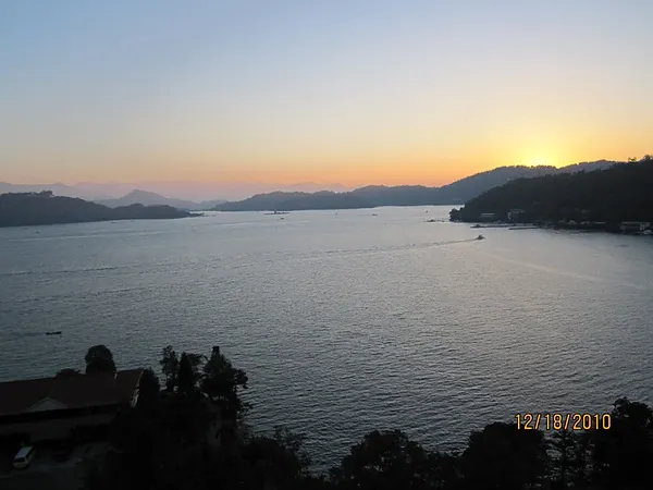 《日落映照的日月潭》