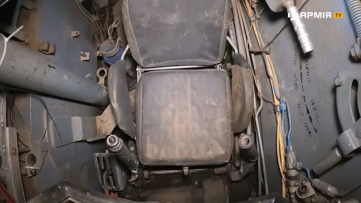 駕駛座，概略判斷兩側手把負責履帶的動力、駕駛右手側有排檔切換。(畫面來源：Армія TV)