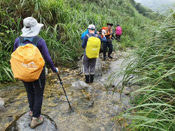 進入小溪溝後右轉走一小段水路