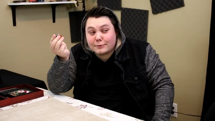 「我很善良，也願意遵守秩序。我現在只是好奇、好奇想看看那人身上有多少錢…」