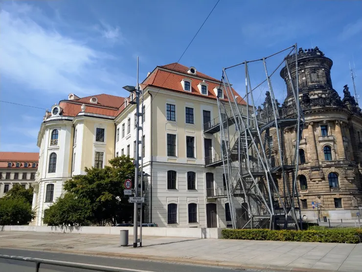 德勒斯登市立畫廊Städtische Galerie，外掛一個現代的樓梯，可惜未開放