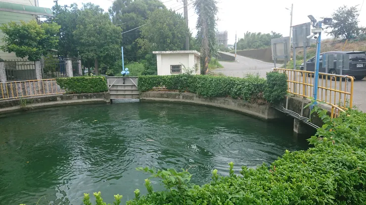 舊港圳水閘門,右側涵洞為頭前溪入水口