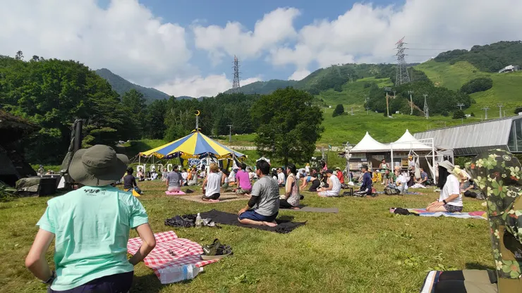 在八月的大太陽下做瑜珈,儘管非常熱,但仍可以很假掰樂活。