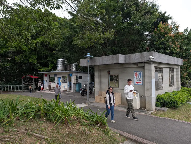 公園廁所算乾淨整潔