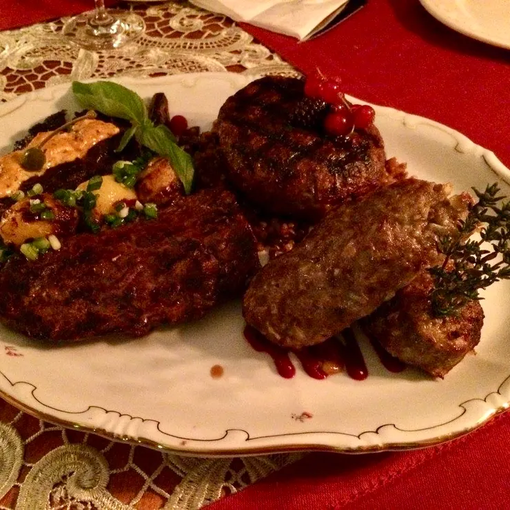 2017年跟家人去莫斯科吃的野味肉拼盤，右下是野豬肉餅，右上是熊肉餅、左下是鹿肉排、左上有黃色醬的是氂牛肉排