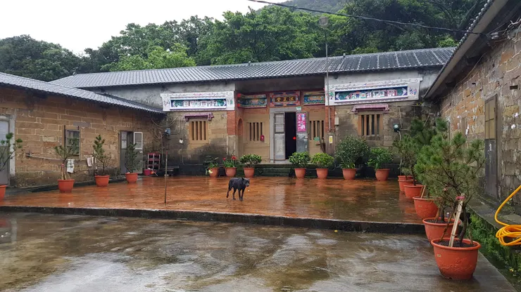 聽說祖上曾有人在清朝當了官，所以才能蓋這樣子的三合院；最盛時黃家大塊厝曾住有上百人，數十戶人家。也有人說黃家以前是海盜。