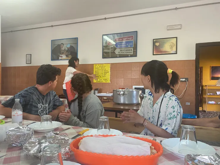 一臉嚴肅的姊姊很認真的唱了一段飯前rap，很跳ton可愛。