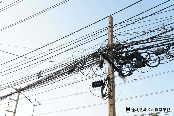 導遊說,亂到不行的訊號線是泰國特色