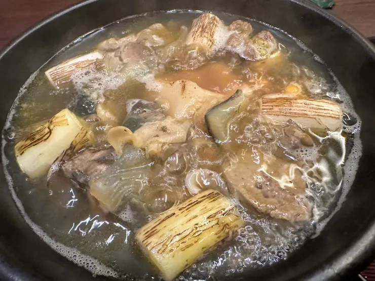 簡單的鱉肉火鍋展現了肌肉到內臟的好滋味,可以稱得上是鱉肉的小宇宙