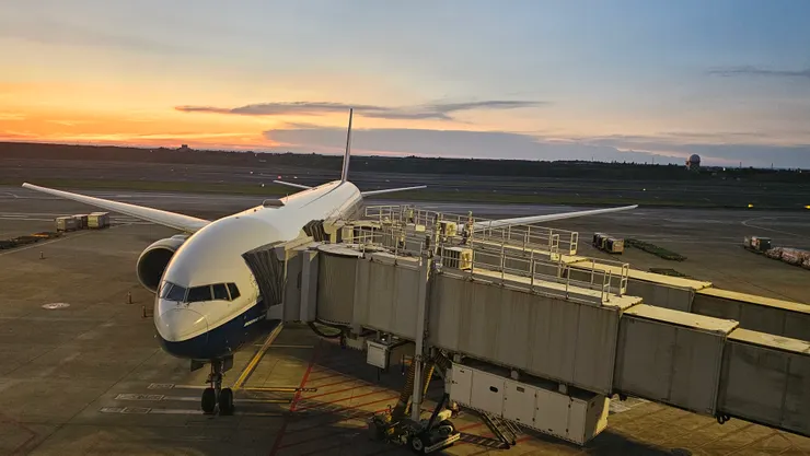 桃機的夕陽與華航的波音B777-300ER型客機!